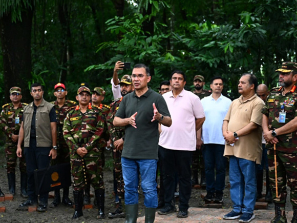 সেনাবাহিনীর গ্রীষ্মকালীন প্রশিক্ষণ মহড়া পরিদর্শনকালে কথা বলেন প্রধানমন্ত্রী তারেক রহমান। ছবি: প্রধানমন্ত্রীর কার্যালয়