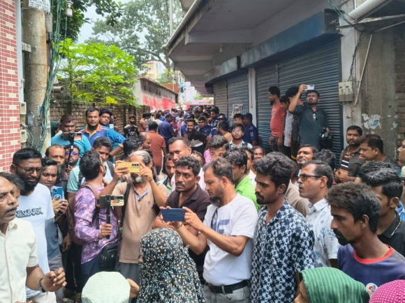 যশোর-৪ আসনে জামায়াতের এমপি গোলাম রসুলের বাড়ির সামনে স্থানীয়রা। ছবি: স্টার