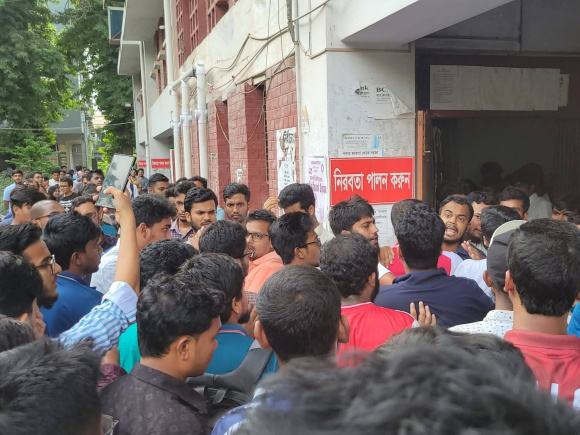 সোমবার রাজশাহী বিশ্ববিদ্যালয় কেন্দ্রীয় ছাত্র সংসদ (রাকসু) ও বিশ্ববিদ্যালয় শাখা ইসলামী ছাত্রশিবিরের নেতাকর্মীরা তিন শিক্ষার্থীকে মারধর করেন। ছবি: স্টার