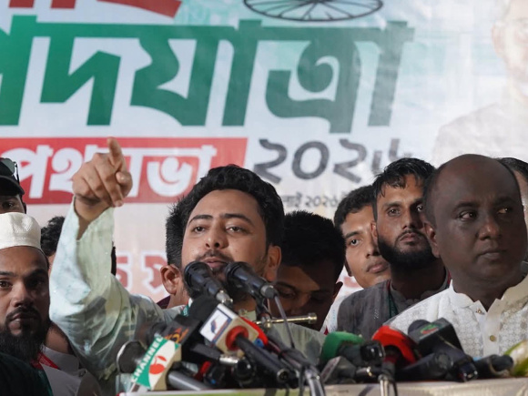 সভায় বক্তব্য দিচ্ছেন এনসিপির আহ্বায়ক ও সংসদের বিরোধীদলীয় চিফ হুইপ নাহিদ ইসলাম। ছবি: স্টার 