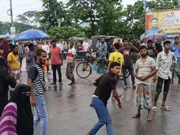 বৃহস্পতিবার বরিশালের আগৈলঝাড়া থানায় এক আসামির মৃত্যুর গুজবে থানায় হামলা করে বিক্ষুব্ধরা। ছবি: স্টার