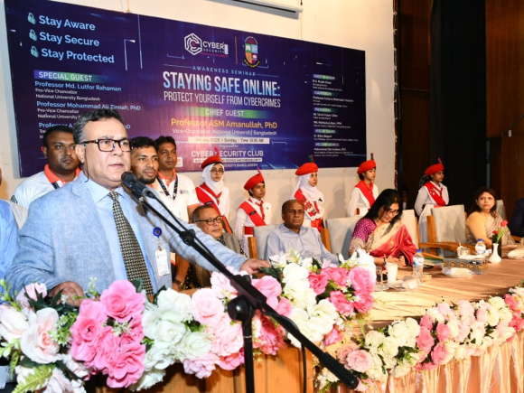 সাইবার সিকিউরিটিবিষয়ক সেমিনারে প্রধান অতিথির বক্তব্য রাখছেন জাতীয় বিশ্ববিদ্যালয়ের উপাচার্য এ এস এম আমানুল্লাহ। আজ রোববার লালমাটিয়া সরকারি মহিলা কলেজেছবি: জাতীয় বিশ্ববিদ্যালয়ের সৌজন্যে