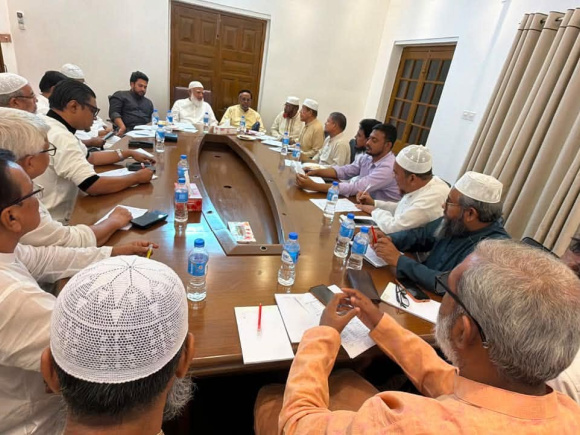 সন্ধ্যায় রাজধানীর মিন্টো রোডে বিরোধীদলীয় নেতা ও বাংলাদেশ জামায়াতে ইসলামীর আমির শফিকুর রহমানের সরকারি বাসভবনে অনুষ্ঠিত ১১ দলীয় ঐক্যের শীর্ষ বৈঠকে এ সিদ্ধান্ত নেওয়া হয়।