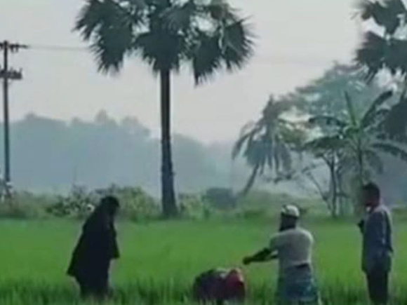  বৃহস্পতিবার ধানখেত থেকে স্কুলশিক্ষার্থীর মরদেহ করা হয়। ছবি: স্টার 