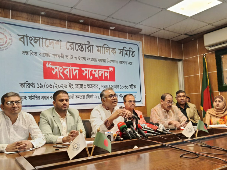 সংবাদ সম্মেলনে বক্তব্য রাখেন রেস্তোরাঁ মালিক সমিতির মহাসচিব ইমরান হাসান। ছবি: সংগৃহীত 