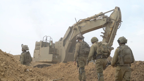 পশ্চিম তীরের শহর তুলকারেমে ইসরায়েলি বুলডোজার একটি অপ্রশস্ত সড়কের অংশবিশেষ ভেঙে ফেলে। ছবি: রয়টার্স 