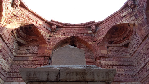 দূর থেকেই কাছে টানে কুতুব মিনারের সৌন্দর্য