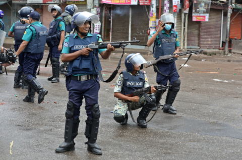 মারণাস্ত্র ও অন্যান্য অস্ত্র হাতে পুলিশ ও পুলিশের সশস্ত্র ব্যাটালিয়ন। ছবি: আনিসুর রহমান/স্টার  