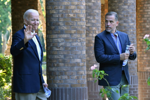 চার্চ থেকে বের হয়ে এসে ভক্তদের অভিবাদনের জবাব দিচ্ছেন জো বাইডেন। পাশে সন্তান হান্টার। ফাইল ছবি: এএফপি