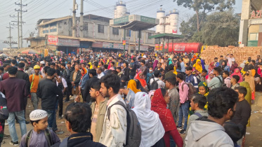 সাভারে রাস্তার ওপর ঘরমুখো মানুষের ভিড়। ছবি: স্টার