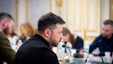 কিয়েভে সাংবাদিকদের সঙ্গে বৈঠকে ইউক্রেনের প্রেসিডেন্ট জেলেনস্কি। ছবি: এএফপি