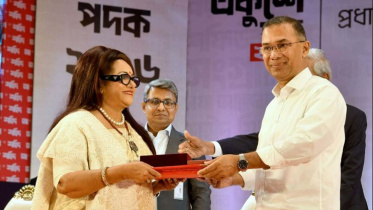 প্রধানমন্ত্রী তারেক রহমানের হাত থেকে একুশে পদক গ্রহণ করেন নন্দিত অভিনেত্রী ববিতা। ছবি: সংগৃহীত