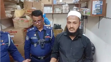 লক্ষ্মীপুরে অবৈধ সিল তৈরির মামলায় গ্রেপ্তার সোহেল রানা। ছবি: স্টার 