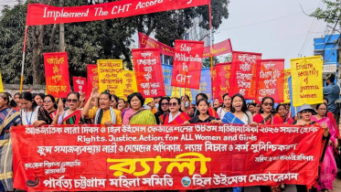 নিজেদের ঐতিহ্যবাহী পোশাক পিনোন-হাদি পরে পাহাড়ি নারীরা র‌্যালিতে অংশ নেন।