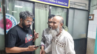 হাসপাতালের মর্গের সামনে আহাজারি করছেন রাকিব আহমেদের বাবা তারিকুল ইসলাম খোকন। ছবি: প্রথম আলো