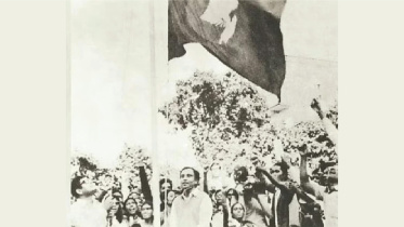 বিদেশের মাটিতে প্রথমবারের মতো আনুষ্ঠানিকভাবে স্বাধীন বাংলাদেশের মানচিত্র খচিত পতাকা উত্তোলন করছেন এম হোসেন আলী। ১৮ এপ্রিল, ১৯৭১।