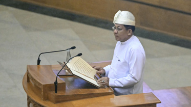 শপথ নিচ্ছেন মিয়ানমারের সাবেক সেনাপ্রধান মিন অং হ্লাইং । ছবি: এএফপি