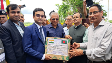 তারেক রহমানের জন্য কিউ জাতের আনারস উপহার পাঠিয়েছেন ত্রিপুরার মুখ্যমন্ত্রী। ছবি: স্টার