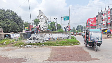 ঝিনাইদহে বীরশ্রেষ্ঠ হামিদুর রহমানের ভাস্কর্যটি ভেঙে ফেলা হচ্ছে। ছবি: স্টার
