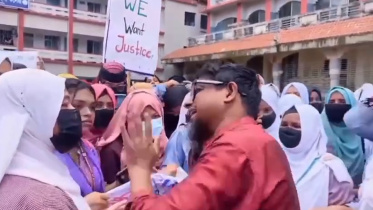 শিক্ষার্থীদের আন্দোলন বন্ধের আহ্বান জানান বদলি হওয়া শিক্ষক মোহাম্মদ মহসীন। ছবি: ভিডিও থেকে নেওয়া