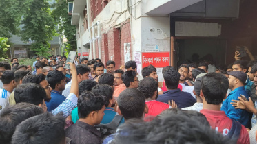সোমবার রাজশাহী বিশ্ববিদ্যালয় কেন্দ্রীয় ছাত্র সংসদ (রাকসু) ও বিশ্ববিদ্যালয় শাখা ইসলামী ছাত্রশিবিরের নেতাকর্মীরা তিন শিক্ষার্থীকে মারধর করেন। ছবি: স্টার