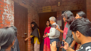 আজ বিকেলে জাহাঙ্গীরনগর বিশ্ববিদ্যালয়ের (জাবি) প্রক্টর অফিসের তালা খুলে দেন শিক্ষার্থীরা। ছবি: স্টার