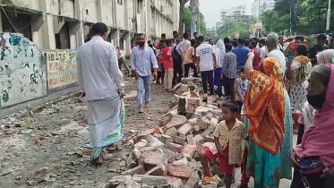 ৮ ফুট উঁচু একটি সীমানা দেয়াল হঠাৎ ধসে পড়ে। ওই সময় কলেজের পাশে সাশ্রয়ী মূল্যের টিসিবির পণ্য কেনার জন্য অনেক মানুষ লাইনে ছিলেন। ছবি: স্টার