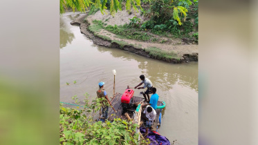 অবৈধভাবে বালু উত্তোলন করা হচ্ছে। ছবি: স্টার