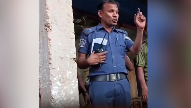 এএসআই মোহাম্মদ ইলিয়াস হোসাইন। ছবি: ভিডিও থেকে নেওয়া