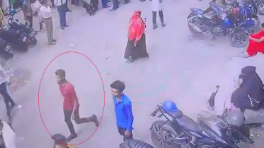 আদালত প্রাঙ্গণ থেকে পালিয়ে যাচ্ছেন আসামি শরিফুল ইসলাম। ছবি: ভিডিও থেকে নেওয়া