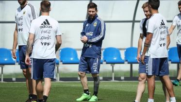 রোনালদোর কারণে চাপে মেসি