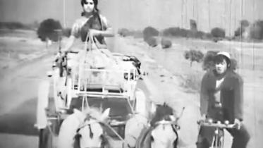 Chumki cholechhe eka pothe.jpg