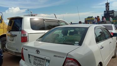 Paturia ghat waitng for ferry.jpg