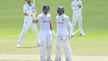 Sri Lanka's Dimuth Karunaratne (2L) 50 runs.jpg