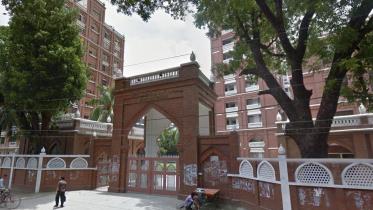 মধ্যরাতে ঢাকা বিশ্ববিদ্যালয়ের ছাত্রীদের হলত্যাগ