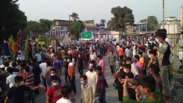 Shop owners, employees block road in Panchagarh-04.jpg