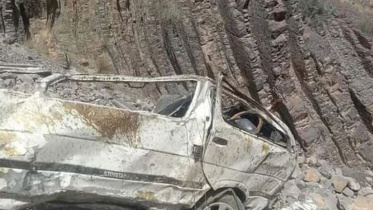 ভ্যানটি নিয়ন্ত্রণ হারিয়ে প্রায় ১০০ ফুট গভীর খাদে পড়ে যায়
