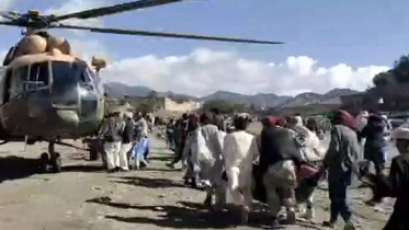 হেলিকপ্টারের মাধ্যমে উদ্ধার কার্যক্রম পরিচালনা করা হচ্ছে। ছবি: বিবিসির ভিডিও থেকে নেওয়া