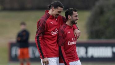 zlatan-ibrahimovic-hakan-calhanoglu.jpg