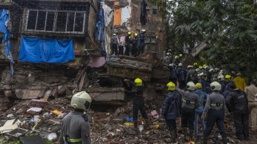 মুম্বাইয়ে জরাজীর্ণ দালান ধসে ৩ জন নিহত হন। ছবি: এপি