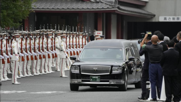 শিনজো আবের মরদেহ বহনকারী গাড়িকে সম্মান জানানো হচ্ছে। ছবি: এপি 