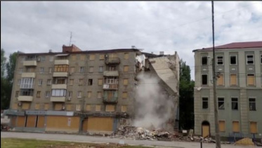 খারকিভ অঞ্চলের উত্তর-পূর্ব দিকে অবস্থিত শহর চুহুইভে রকেট হামলায় ক্ষতিগ্রস্ত স্থাপনা। ছবি: রয়টার্স