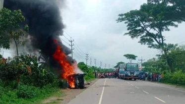 পুলিশের মাইক্রোবাসে আগুন
