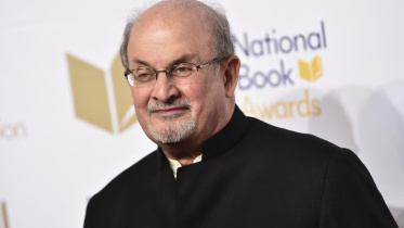 সালমান রুশদি। ফাইল ছবি: এপি