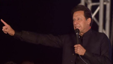 জনসভায় বক্তব্য রাখছেন পাকিস্তানের সাবেক প্রধানমন্ত্রী ইমরান খান। ফাইল ছবি: এএফপি