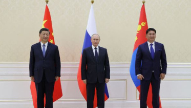 উজবেকিস্তানের রাজধানী সমরকন্দে অনুষ্ঠানরত সাংহাই সহযোগিতা সংস্থার (এসসিও) বৈঠকে যোগ দিয়েছেন খুরেলসুখ, চীনের প্রেসিডেন্ট শি জিনপিং ও রাশিয়ার প্রেসিডেন্ট ভ্লাদিমির পুতিন। ছবি: রয়টার্স