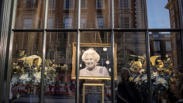 রানি দ্বিতীয় এলিজাবেথের প্রতি শ্রদ্ধা জানাচ্ছেন ভক্তরা। ছবি: রয়টার্স