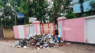 গেটের সামনে ময়লা