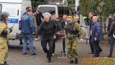 ঘটনাস্থল থেকে আহতদের সরিয়ে নিয়ে যাচ্ছেন নিরাপত্তা কর্মীরা। ছবি: এপি