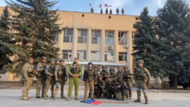 লাইমানের নগর প্রশাসন কেন্দ্রের সামনে ইউক্রেনীয় বাহিনীর সদস্যরা বক্তব্য দিচ্ছে। ছবি: রয়টার্স